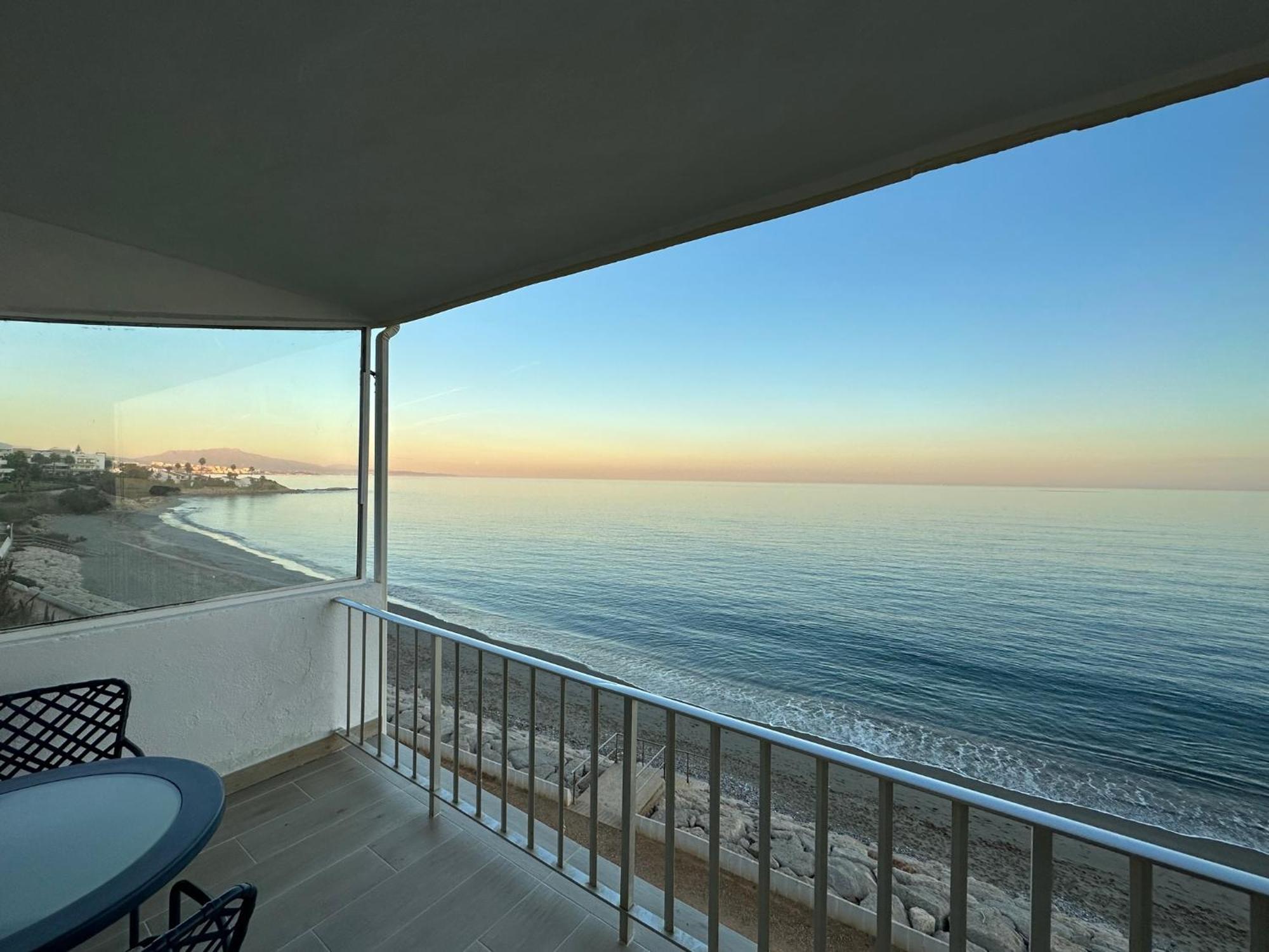 Beachfront, Top Floor Corner 2-Bed, Estepona Paseo Appartement Buitenkant foto